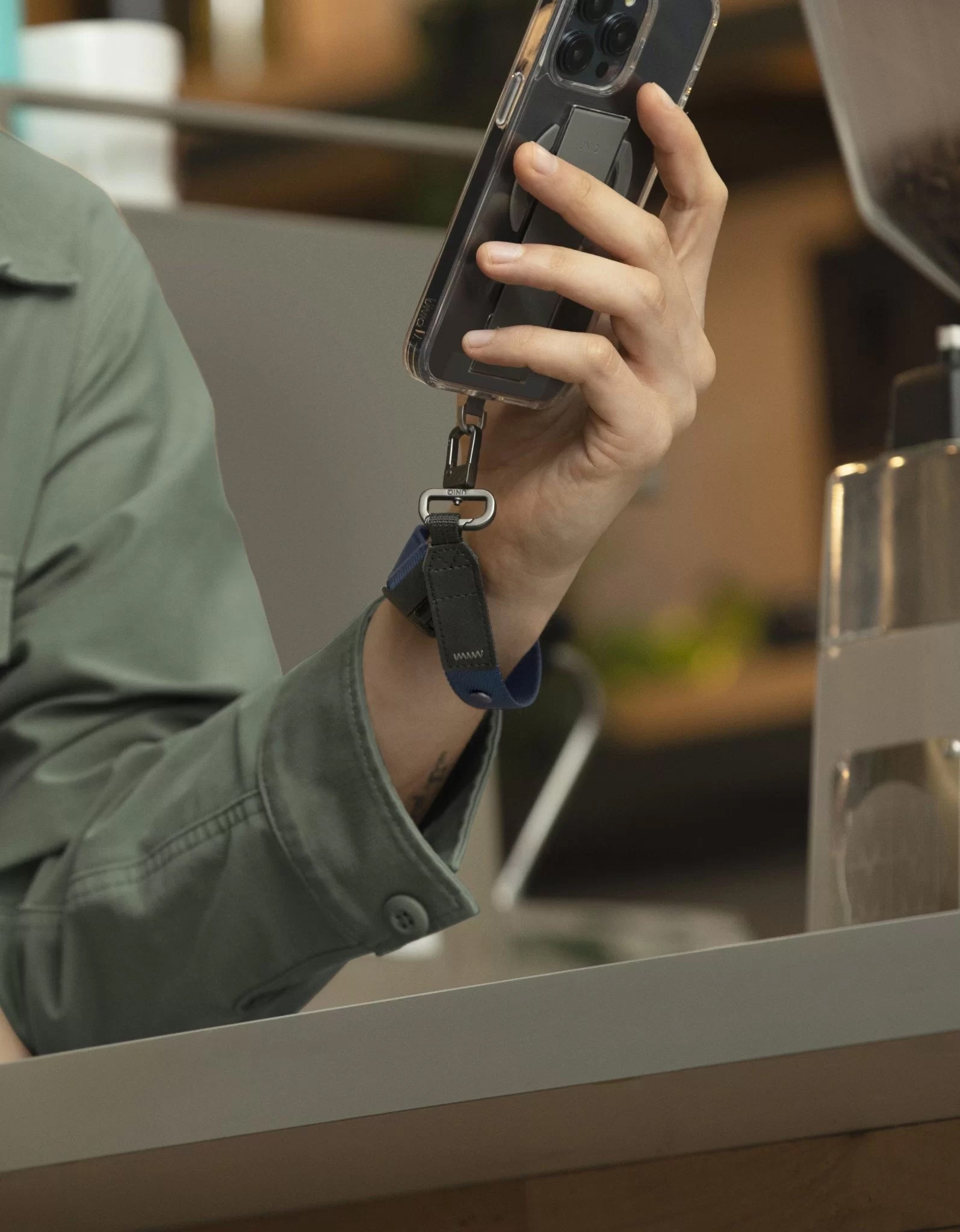 UNIQ VISTA 2-IN-1 LANYARD AND HAND STRAP - BLUE BLACK