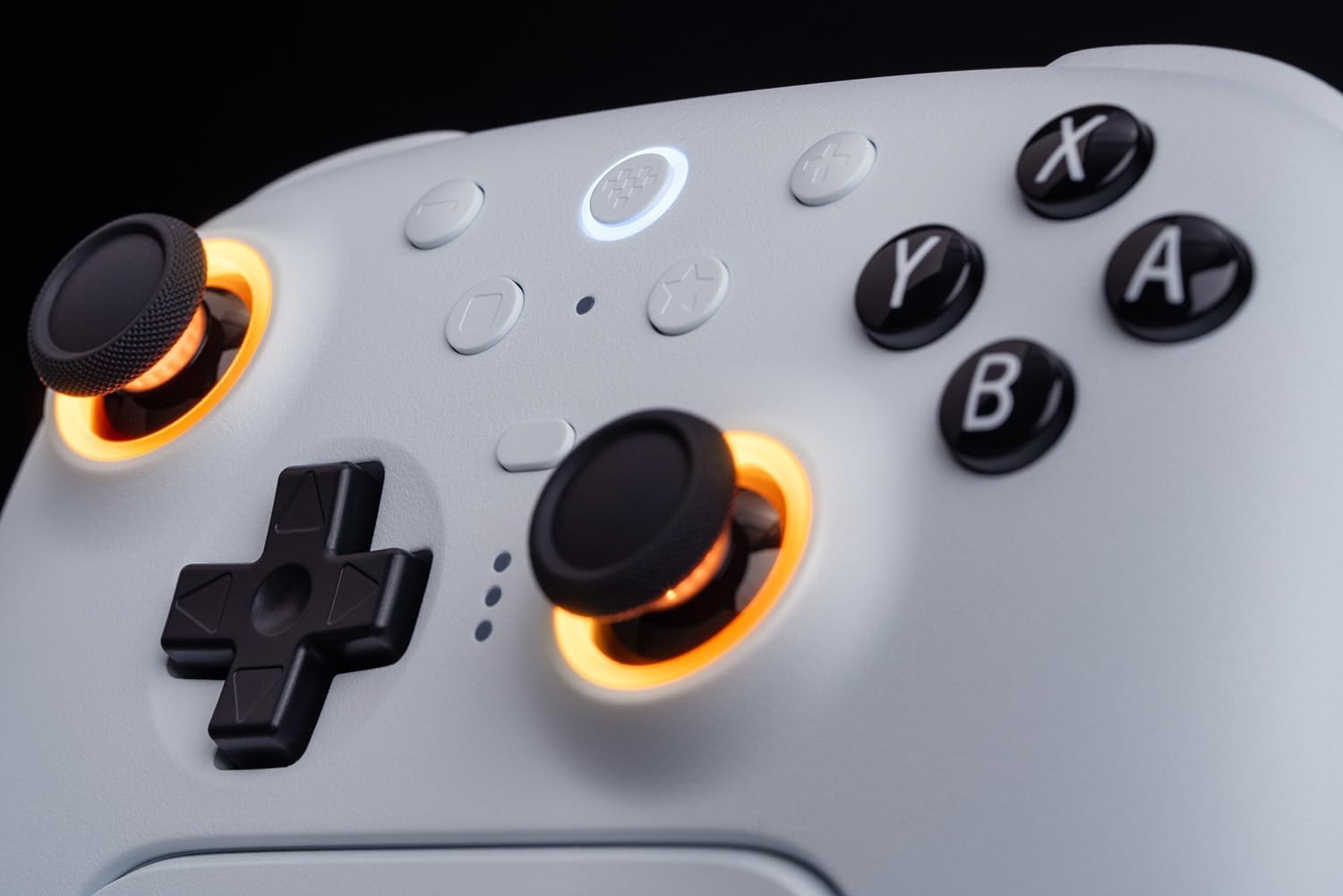 وحدة تحكم 8Bitdo Ultimate 2 بلوتوث لجهاز Switch/Switch 2 وأجهزة الكمبيوتر التي تعمل بنظام Windows، وحدة تحكم Switch Pro مع عصي تحكم TMR، ومشغلات لمسية/تأثير هول قابلة للتبديل، وتحكم في الاهتزاز والحركة - أبيض