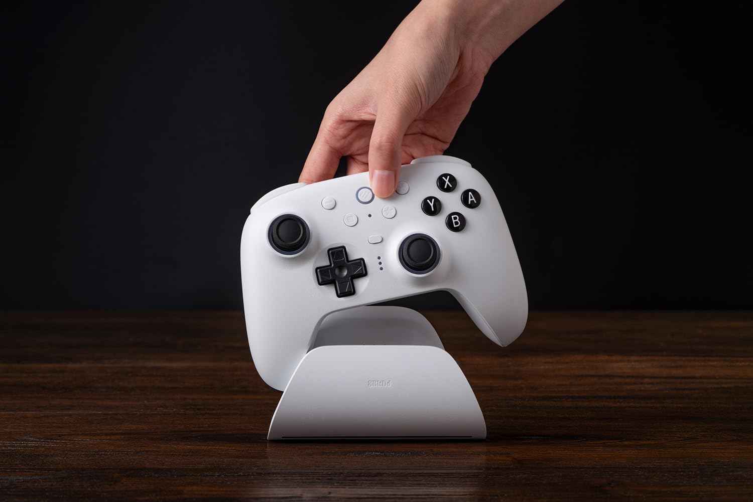 وحدة تحكم 8Bitdo Ultimate 2 بلوتوث لجهاز Switch/Switch 2 وأجهزة الكمبيوتر التي تعمل بنظام Windows، وحدة تحكم Switch Pro مع عصي تحكم TMR، ومشغلات لمسية/تأثير هول قابلة للتبديل، وتحكم في الاهتزاز والحركة - أبيض