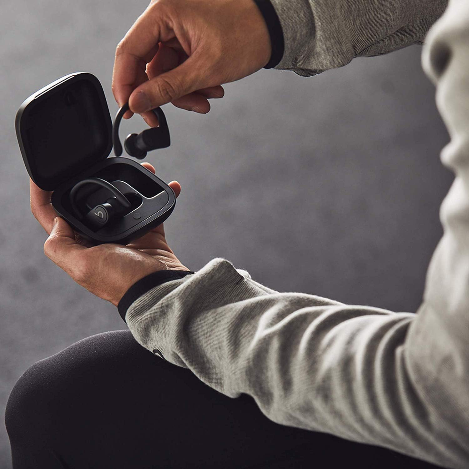 Beats Pill+ White – مكبر صوت لاسلكي محمول بتقنية البلوتوث