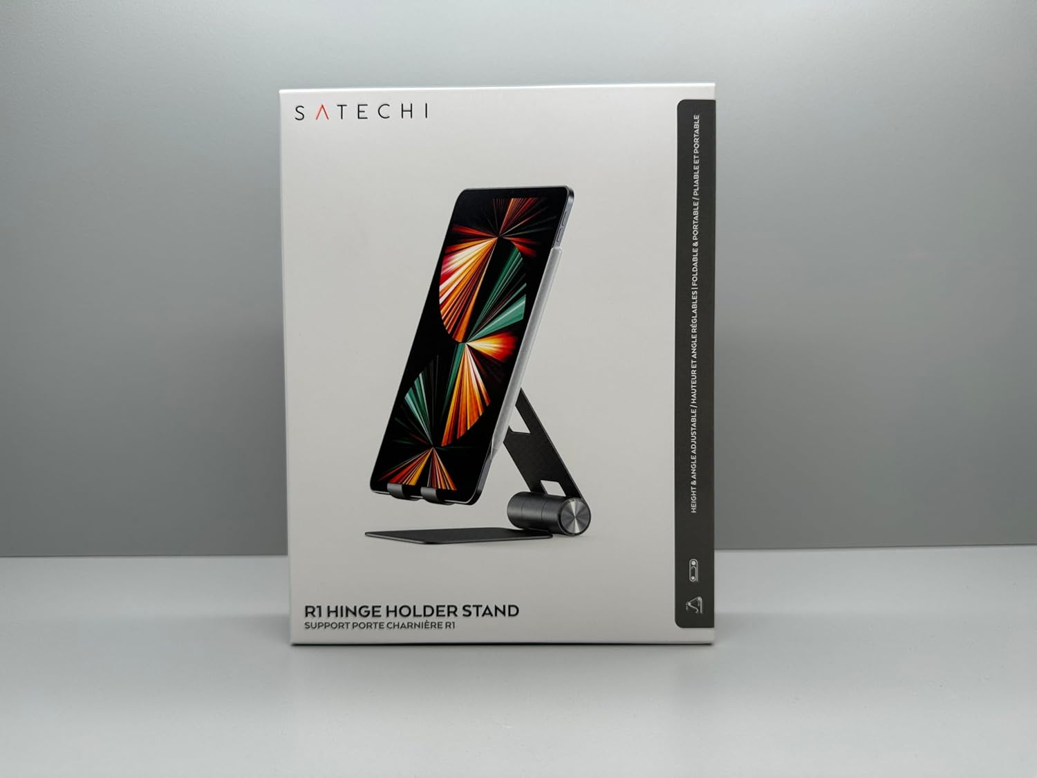 حامل Satechi R1 متعدد الزوايا قابل للطي للأجهزة اللوحية - متوافق مع iPad Pro M2/M1، iPad Air/Mini، iPhone 16/15/14/13/12 والمزيد (رمادي فضائي)