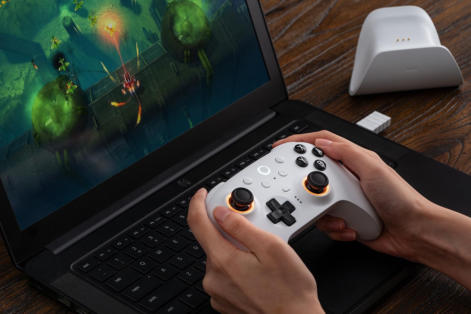 وحدة تحكم 8Bitdo Ultimate 2 بلوتوث لجهاز Switch/Switch 2 وأجهزة الكمبيوتر التي تعمل بنظام Windows، وحدة تحكم Switch Pro مع عصي تحكم TMR، ومشغلات لمسية/تأثير هول قابلة للتبديل، وتحكم في الاهتزاز والحركة - أبيض
