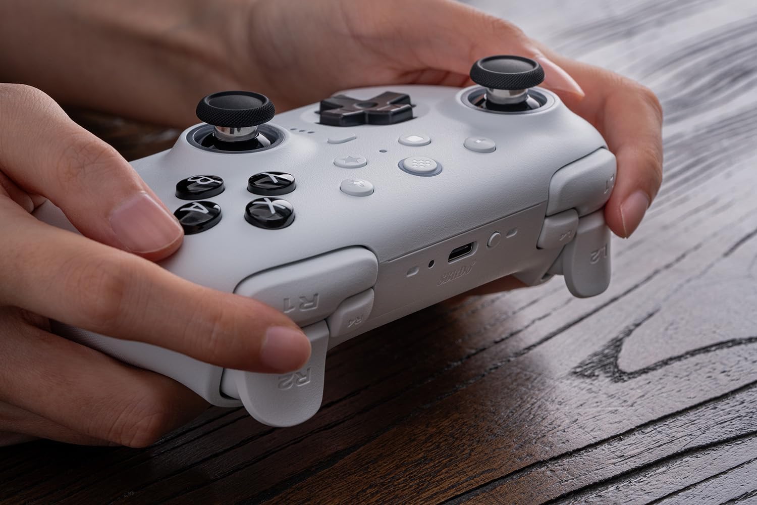 وحدة تحكم 8Bitdo Ultimate 2 بلوتوث لجهاز Switch/Switch 2 وأجهزة الكمبيوتر التي تعمل بنظام Windows، وحدة تحكم Switch Pro مع عصي تحكم TMR، ومشغلات لمسية/تأثير هول قابلة للتبديل، وتحكم في الاهتزاز والحركة - أبيض