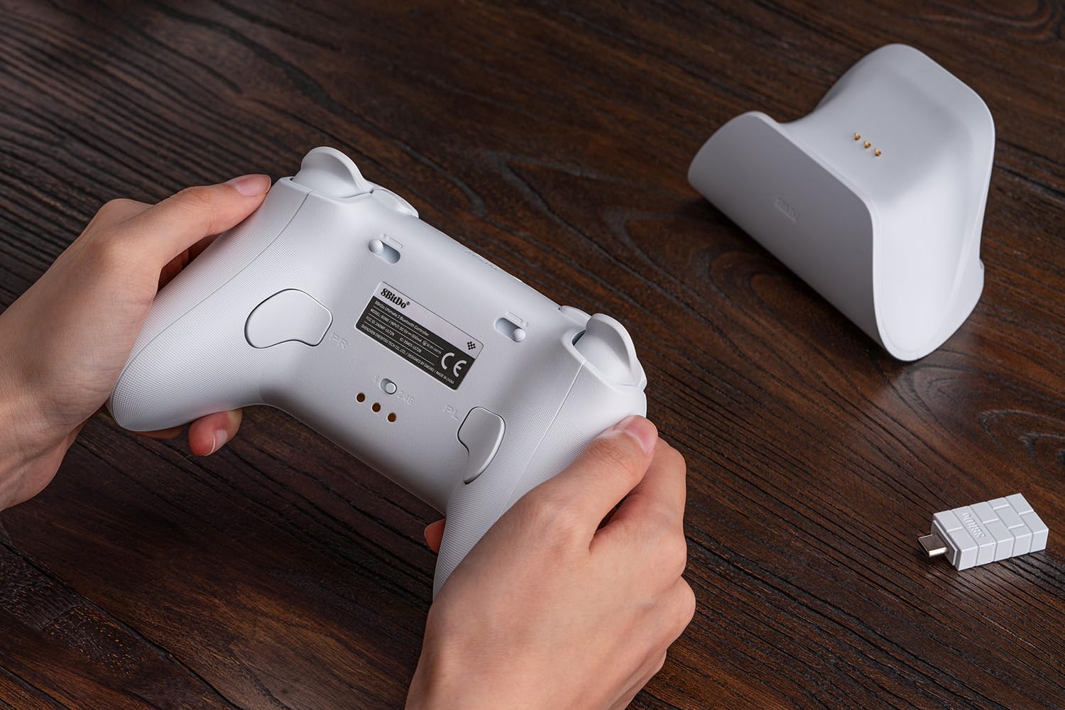 وحدة تحكم 8Bitdo Ultimate 2 بلوتوث لجهاز Switch/Switch 2 وأجهزة الكمبيوتر التي تعمل بنظام Windows، وحدة تحكم Switch Pro مع عصي تحكم TMR، ومشغلات لمسية/تأثير هول قابلة للتبديل، وتحكم في الاهتزاز والحركة - أبيض