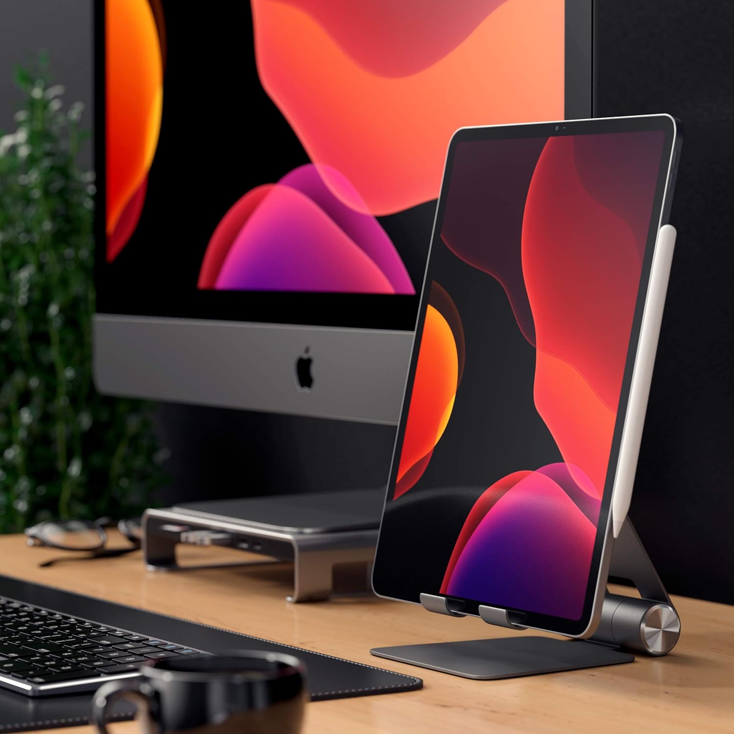 حامل Satechi R1 متعدد الزوايا قابل للطي للأجهزة اللوحية - متوافق مع iPad Pro M2/M1، iPad Air/Mini، iPhone 16/15/14/13/12 والمزيد (رمادي فضائي)