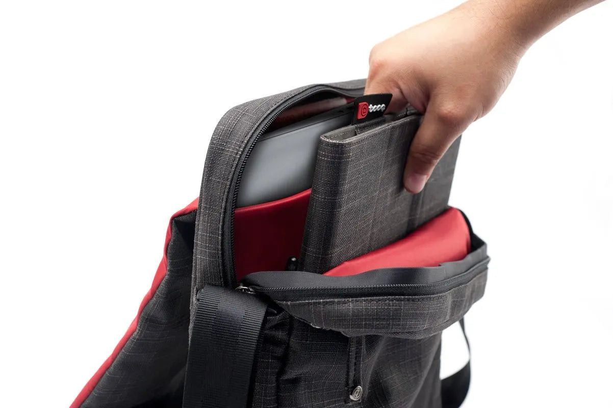 حقيبة سفر Booq Mamba Courier مقاس 11 بوصة - أسود (MCR11-BLK)