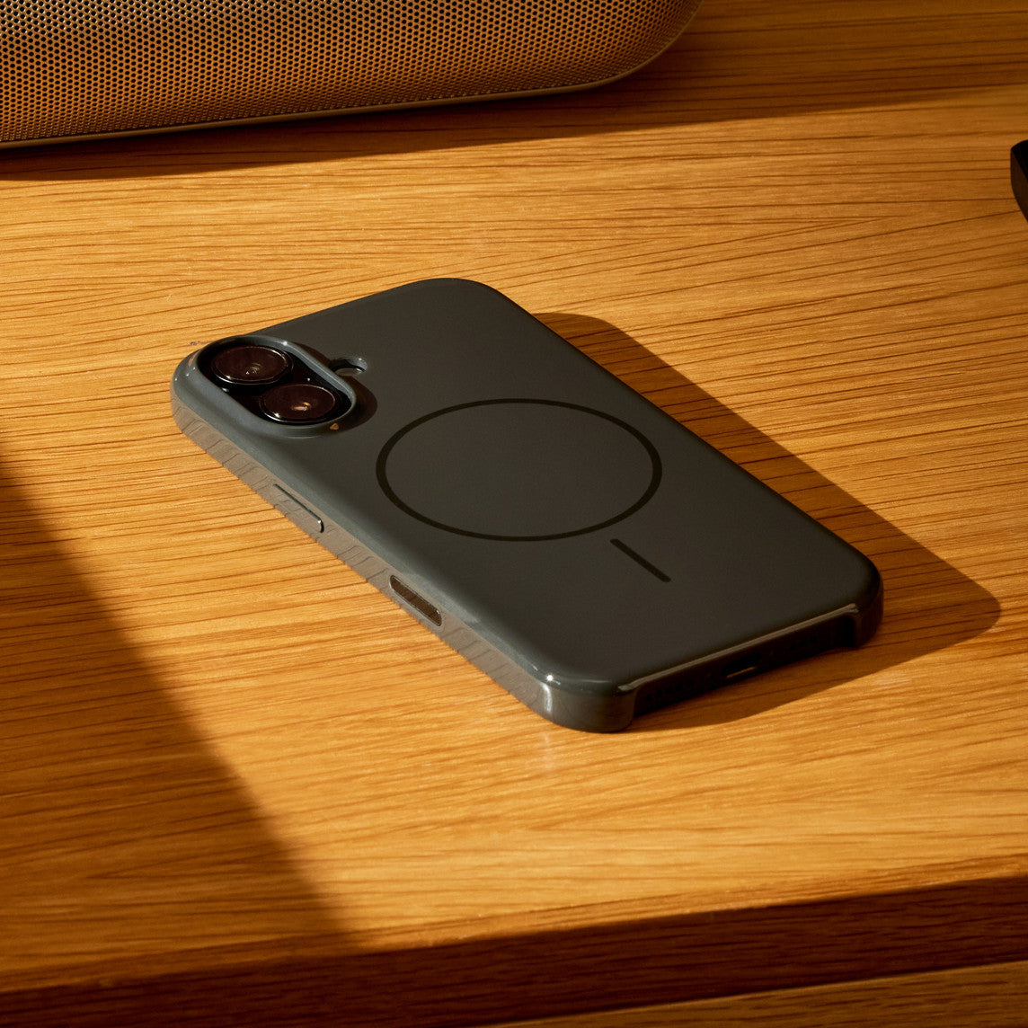 جراب Beats لهاتف iPhone 16 مع MagSafe - أسود داكن