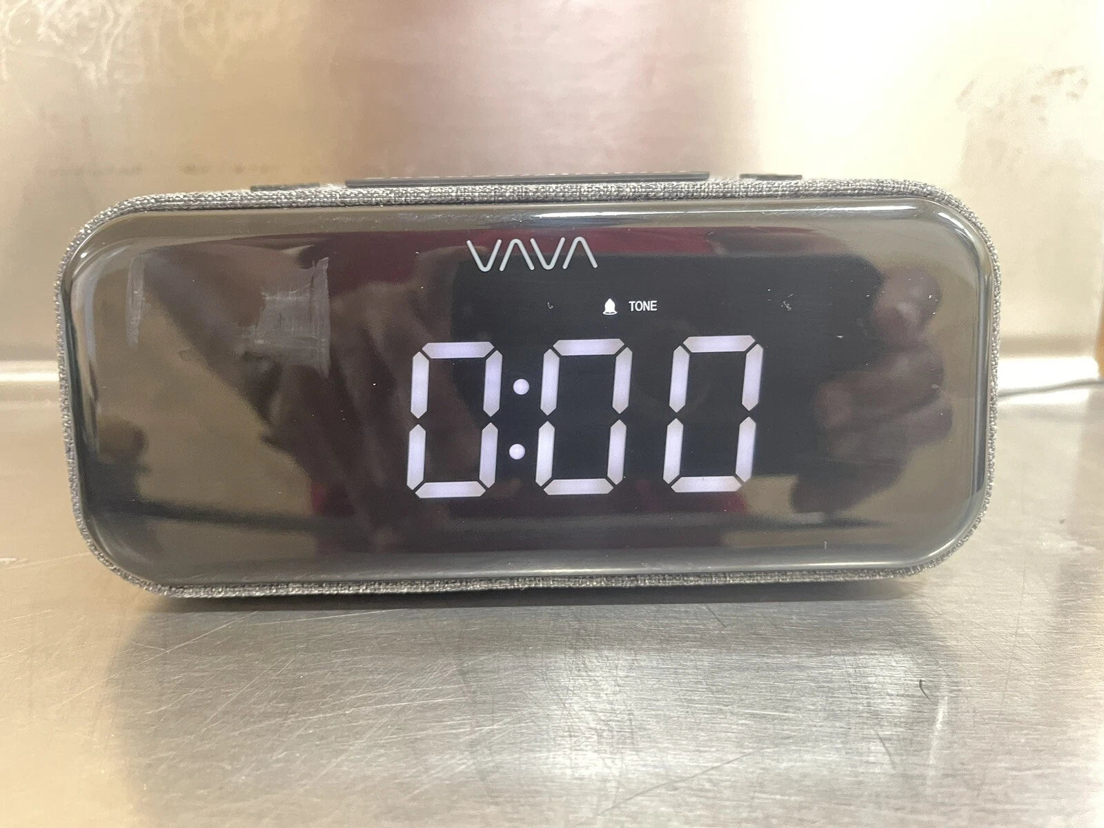 VAVA VOOM 27 مكبر صوت بلوتوث 5 في 1، شاحن لاسلكي، ساعة منبه مزدوجة، صوت ستيريو راديو FM، نسيج ناعم 