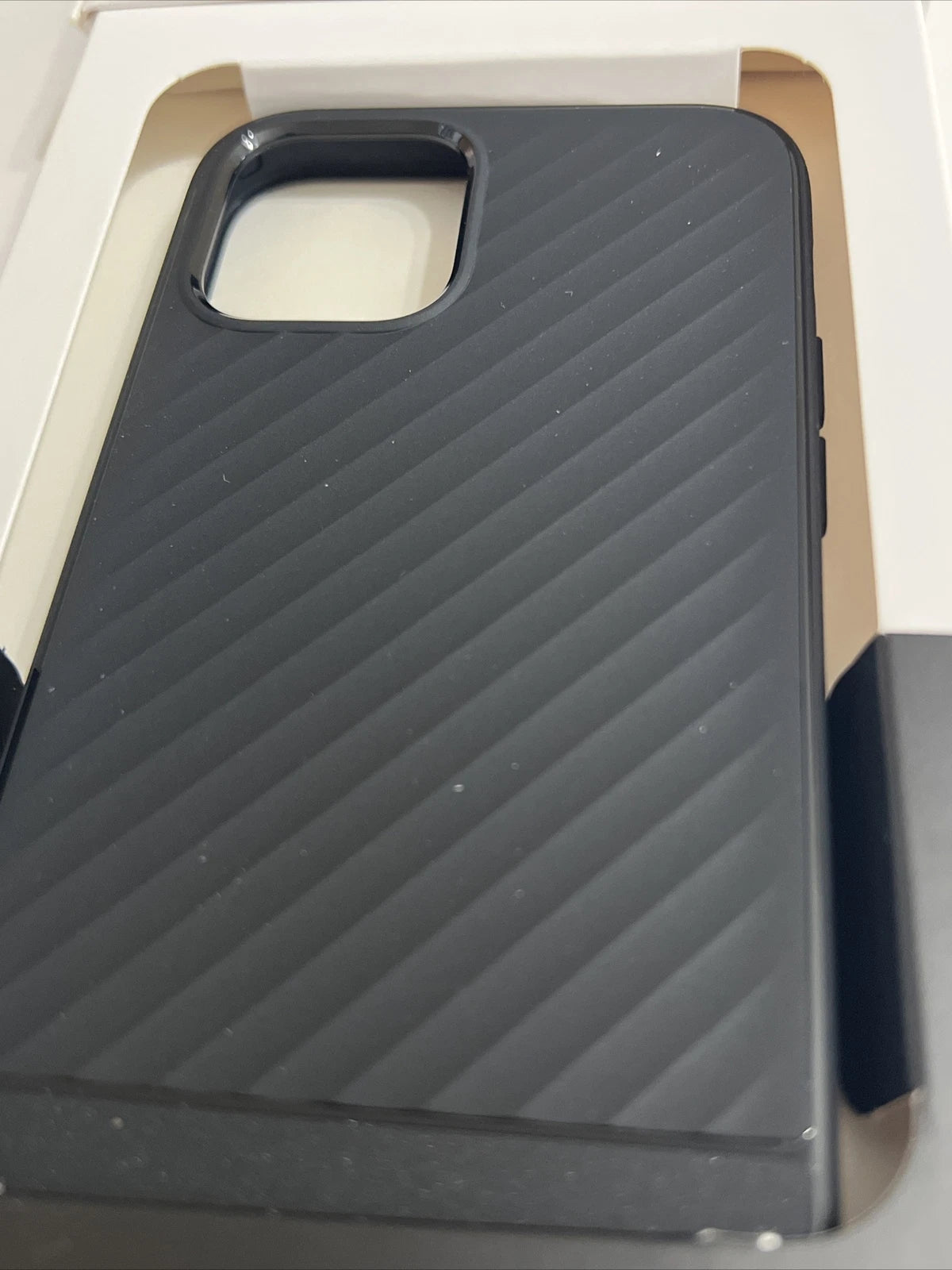 جراب Spigen Core Armor المصمم لهاتف iPhone 12/12 Pro - أسود غير لامع