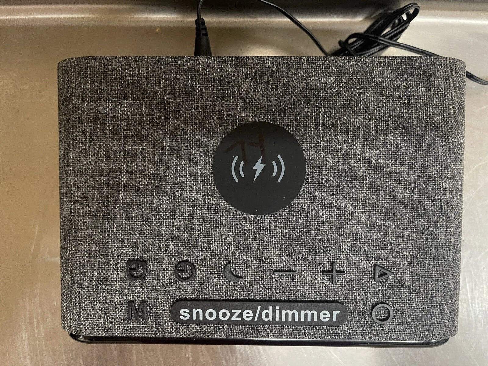 VAVA VOOM 27 مكبر صوت بلوتوث 5 في 1، شاحن لاسلكي، ساعة منبه مزدوجة، صوت ستيريو راديو FM، نسيج ناعم 