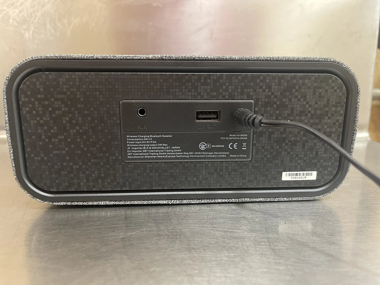 VAVA VOOM 27 مكبر صوت بلوتوث 5 في 1، شاحن لاسلكي، ساعة منبه مزدوجة، صوت ستيريو راديو FM، نسيج ناعم 