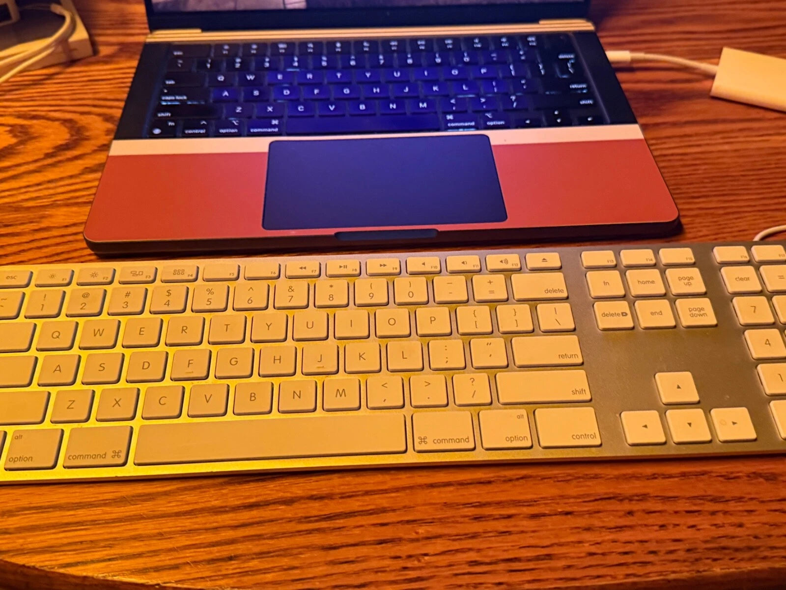 لوحة مفاتيح Apple USB سلكية مع لوحة مفاتيح رقمية 