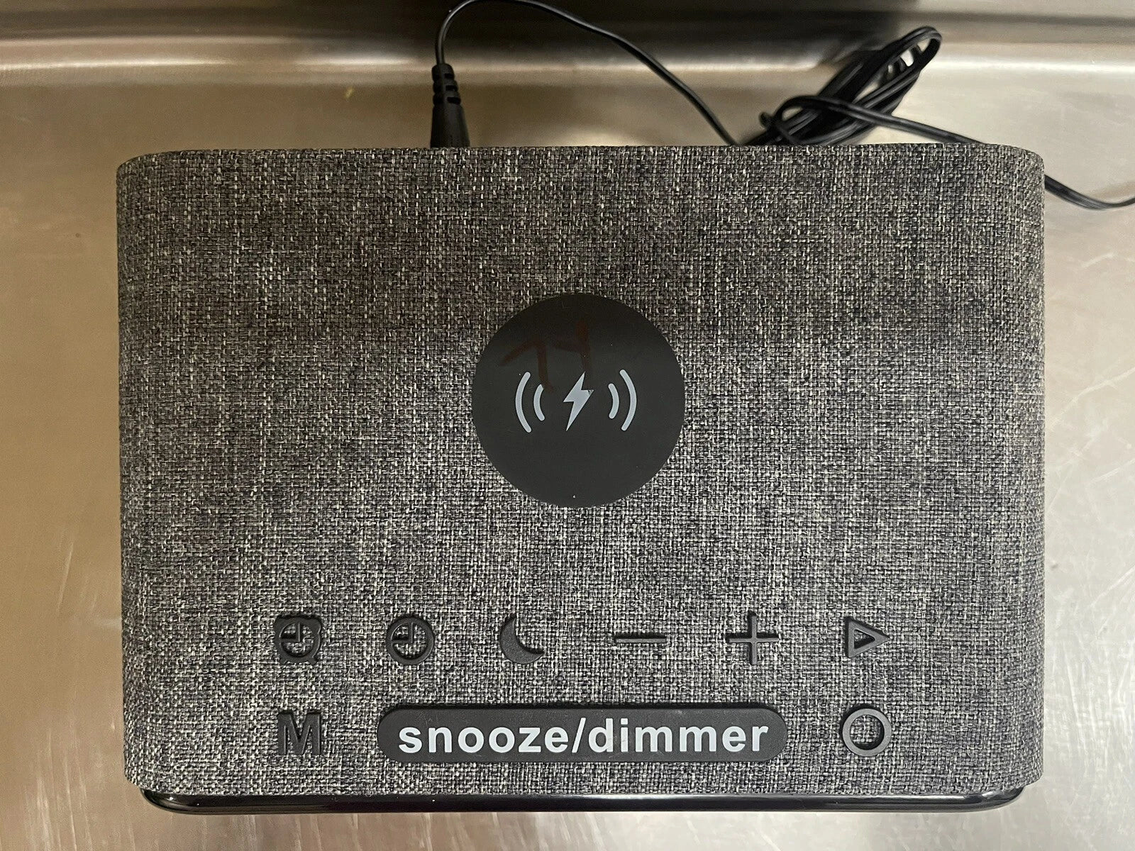 VAVA VOOM 27 مكبر صوت بلوتوث 5 في 1، شاحن لاسلكي، ساعة منبه مزدوجة، صوت ستيريو راديو FM، نسيج ناعم 