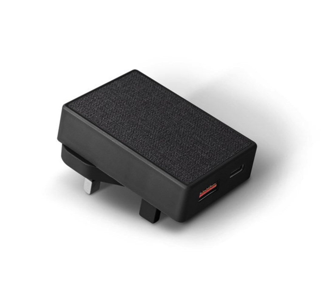 شاحن حائط Uniq Votre Slim Duo بمنفذي USB-C وUSB-A بقوة 20 وات