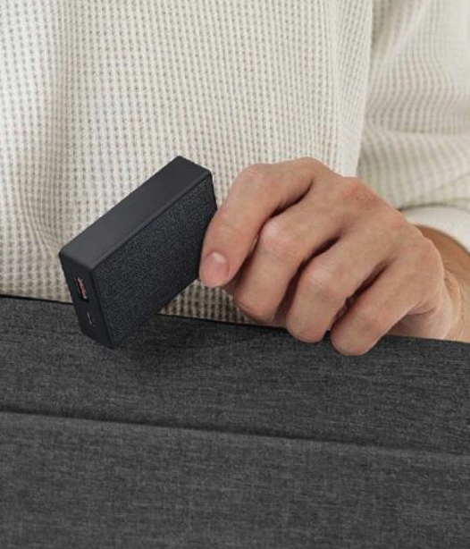 شاحن حائط Uniq Votre Slim Duo بمنفذي USB-C وUSB-A بقوة 20 وات