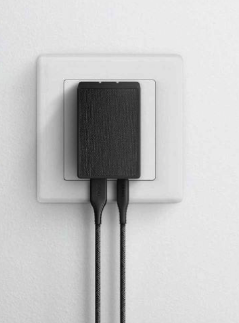 شاحن حائط Uniq Votre Slim Duo بمنفذي USB-C وUSB-A بقوة 20 وات